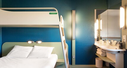 ibis budget Macon Nord Room Type - TRIPLE - Room with a large bed and a bunk bed