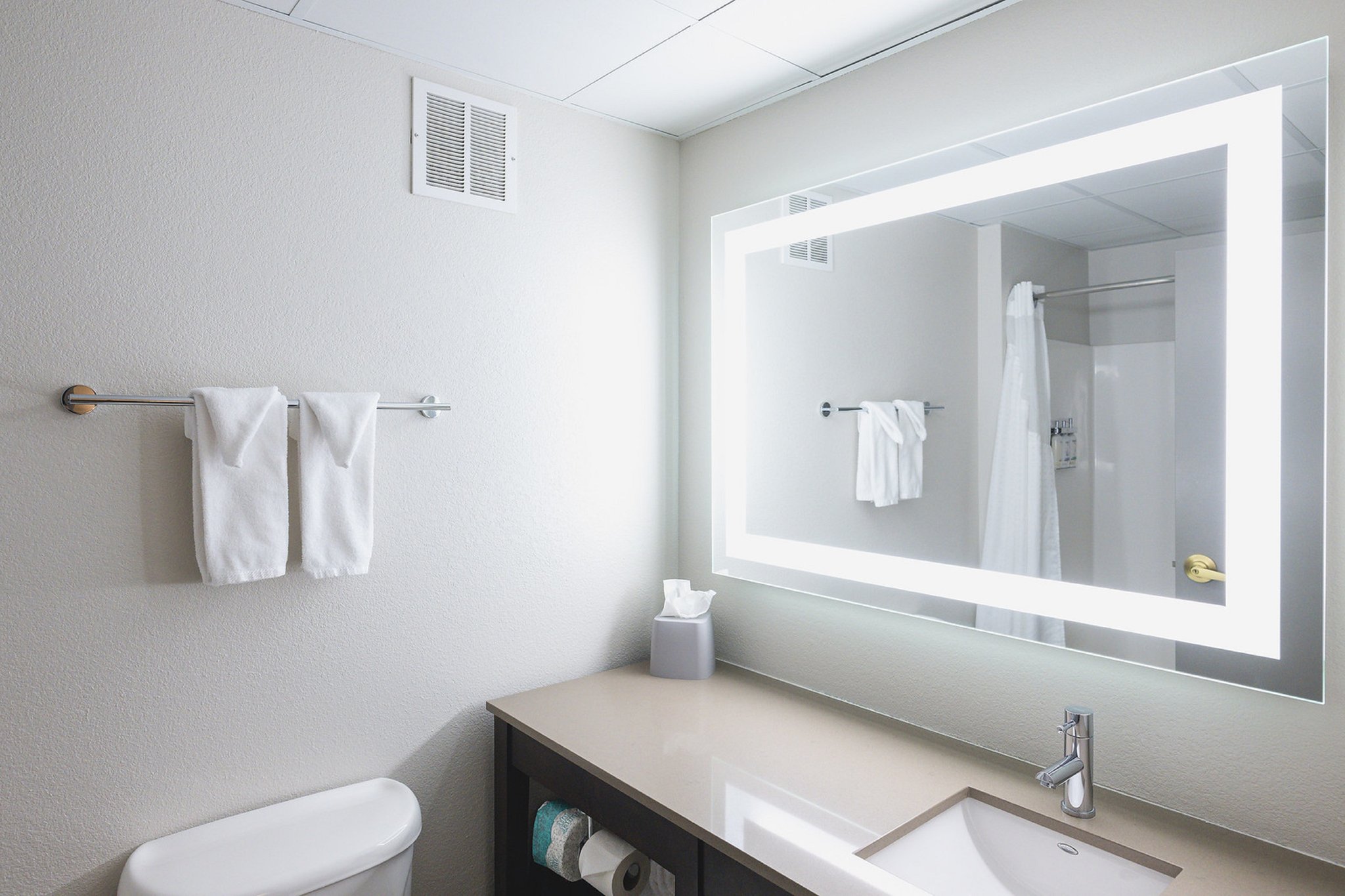 Holiday Inn Express & Suites MARQUETTE - Tap to explore photos