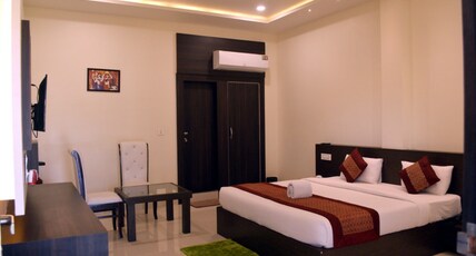 HOTEL SHANVI LANDMARK PANNA Room Type - DOUBLE DELUXE ROOM