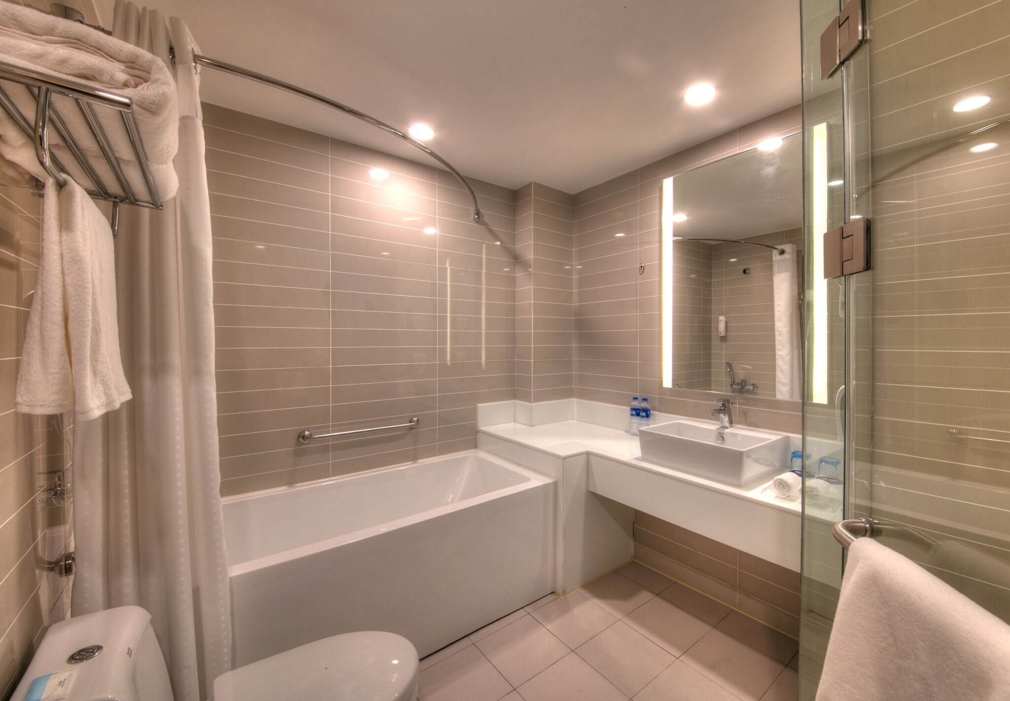 Holiday Inn Express Luoyang Yichuan - Tap to explore photos