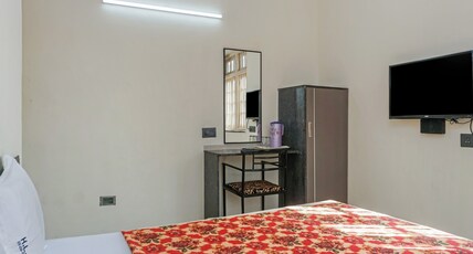 Hotel HomeLand Room Type - Deluxe Non AC ( Below 21 Years not allowed)