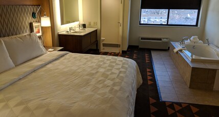 Holiday Inn CHAMPAIGN Room Type - 1 King 1 Bedroom Suite with Jetted Tub