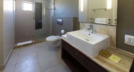DoubleTree by Hilton Hotel Cape Town - Upper Eastside Room Type - TWIN ACCESSIBLE ROOM