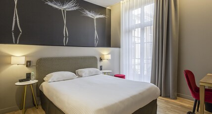 Ibis Styles Toulouse Capitole Room Type - Superior Room with a double bed