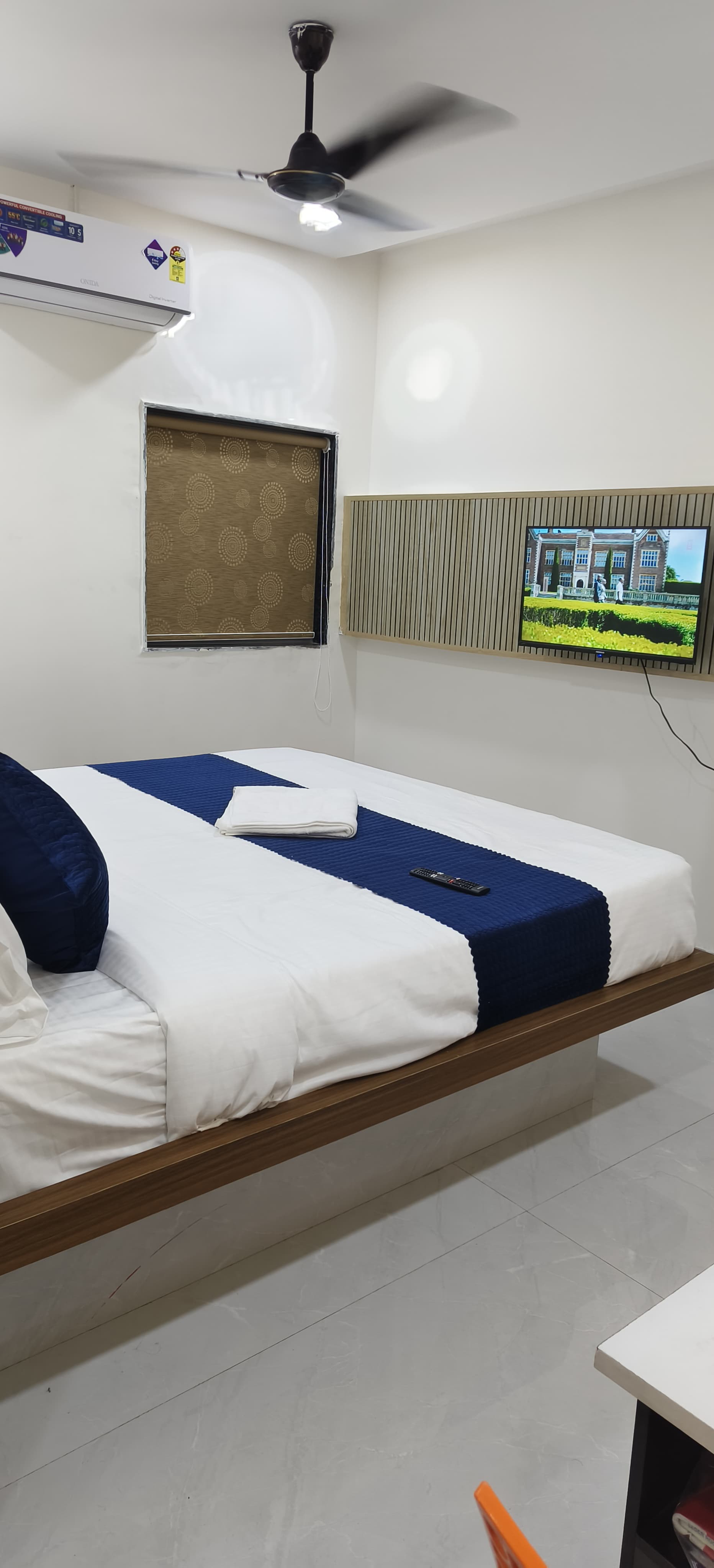 Hotel Krishna palace - Tap to explore photos