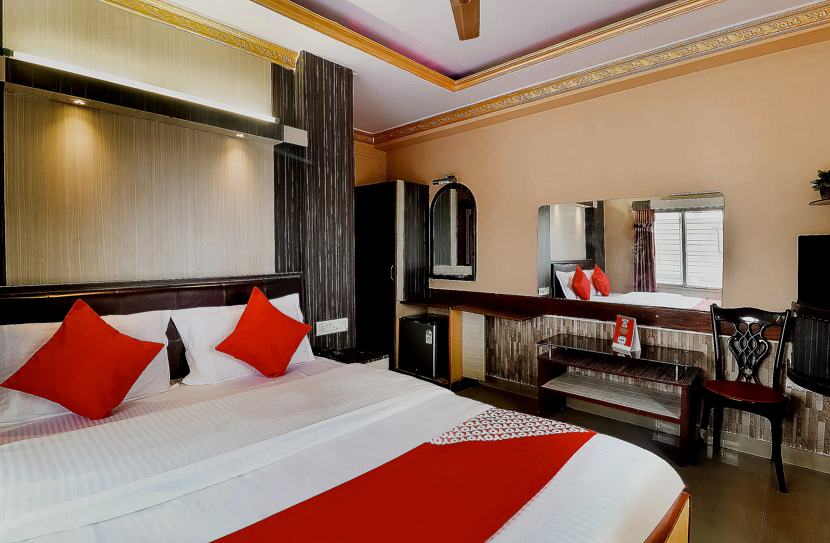 OYO Flagship Hotel Red Velvet Room Type - Classic