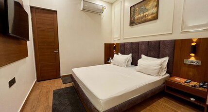 The Park Hotel and Restaurant Room Type - Deluxe Room