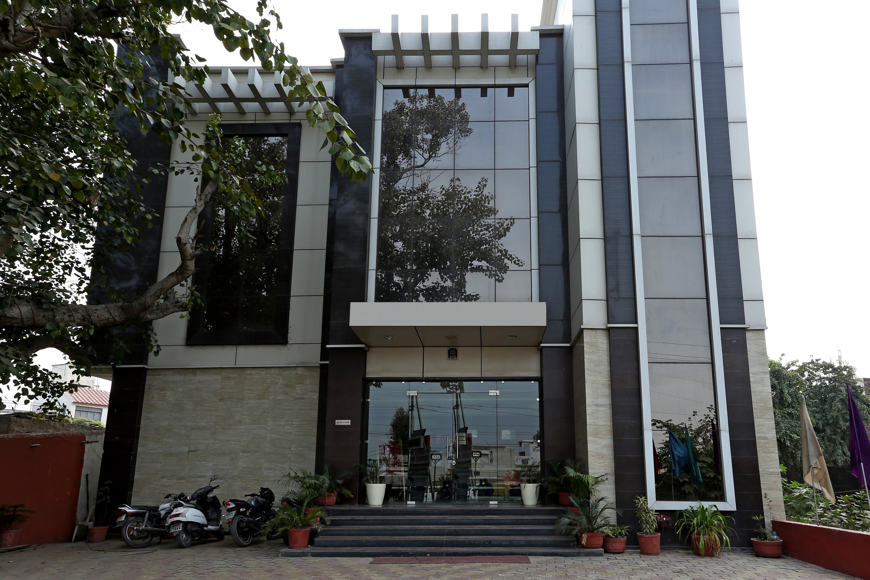 Hotel Sunway Inn - Tap to explore photos