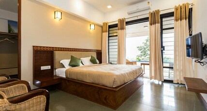 Namaha Homestay | Infinity Pool Room Type - Premium Room AC