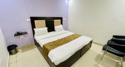 CROWN INN Room Type - Deluxe