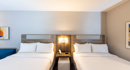 Holiday Inn Express & Suites HARRISONBURG  Room Type - 2 Queen Beds Suite Mobil Access Tub