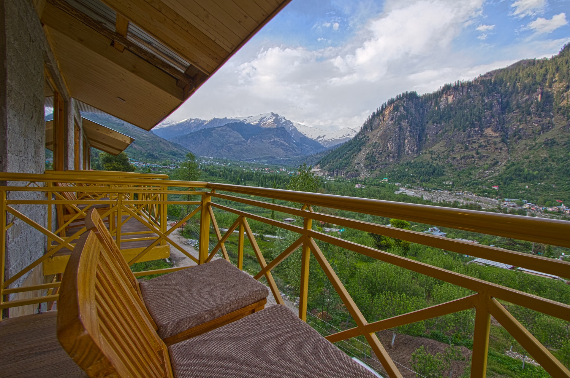Vyas Vatika - Wooden exotic Resort (Jogni Waterfall & Rohtang pass Views) - Tap to explore photos