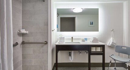 Hampton Inn & Suites Chapel Hill/Durham Room Type - 2 QNS ACCESSIBLE W TUB NS