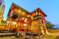 Old World Orchard Retreat I 4BR in Kotkhai by Homeyhuts