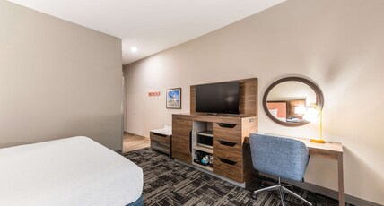 Hampton Inn & Suites Benton Harbor, MI Room Type - 1 KNG HEARING ACC NOSMOK