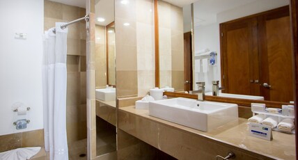Holiday Inn Express Nuevo Laredo Room Type - 1 King Standard