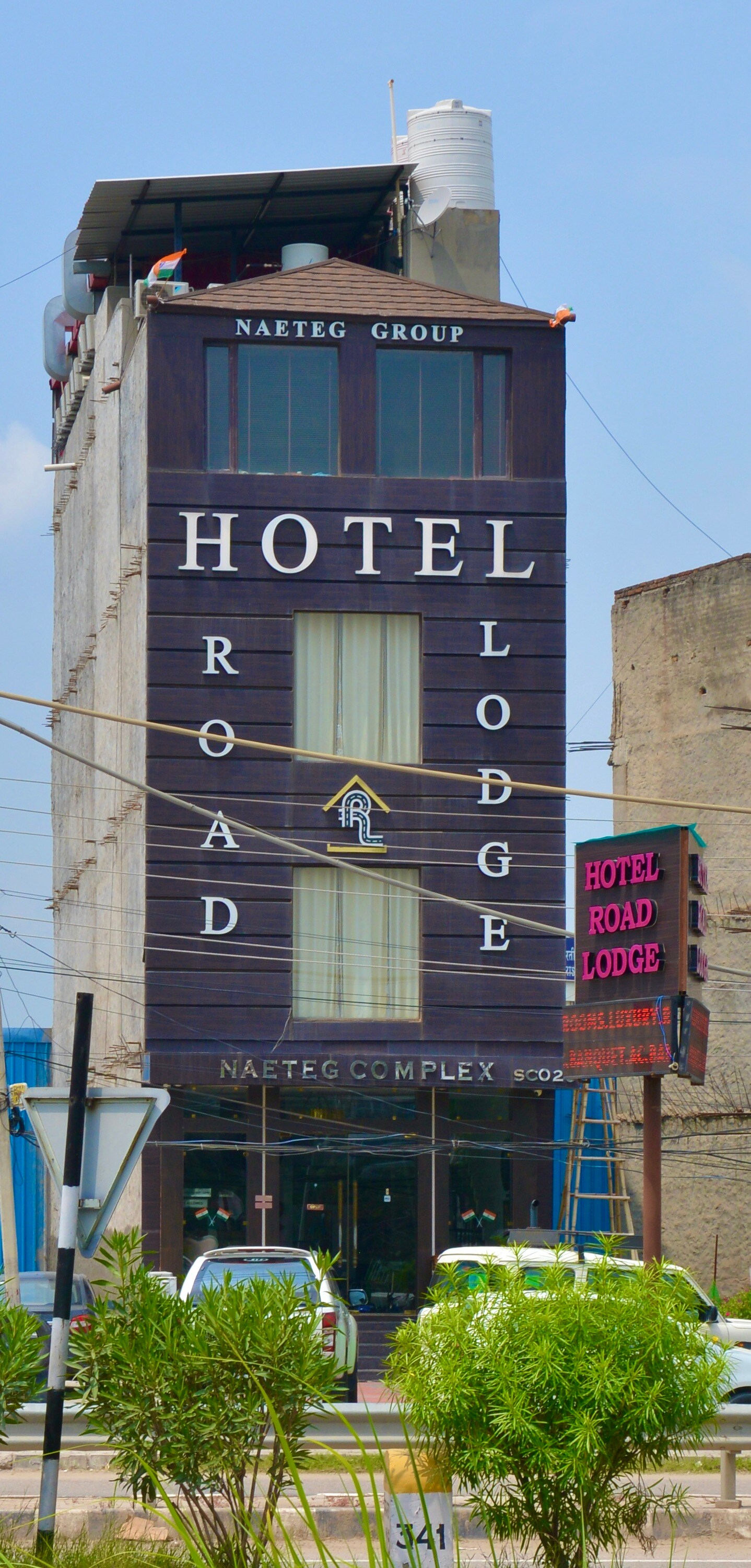 Hotel Road Lodge - Tap to explore photos