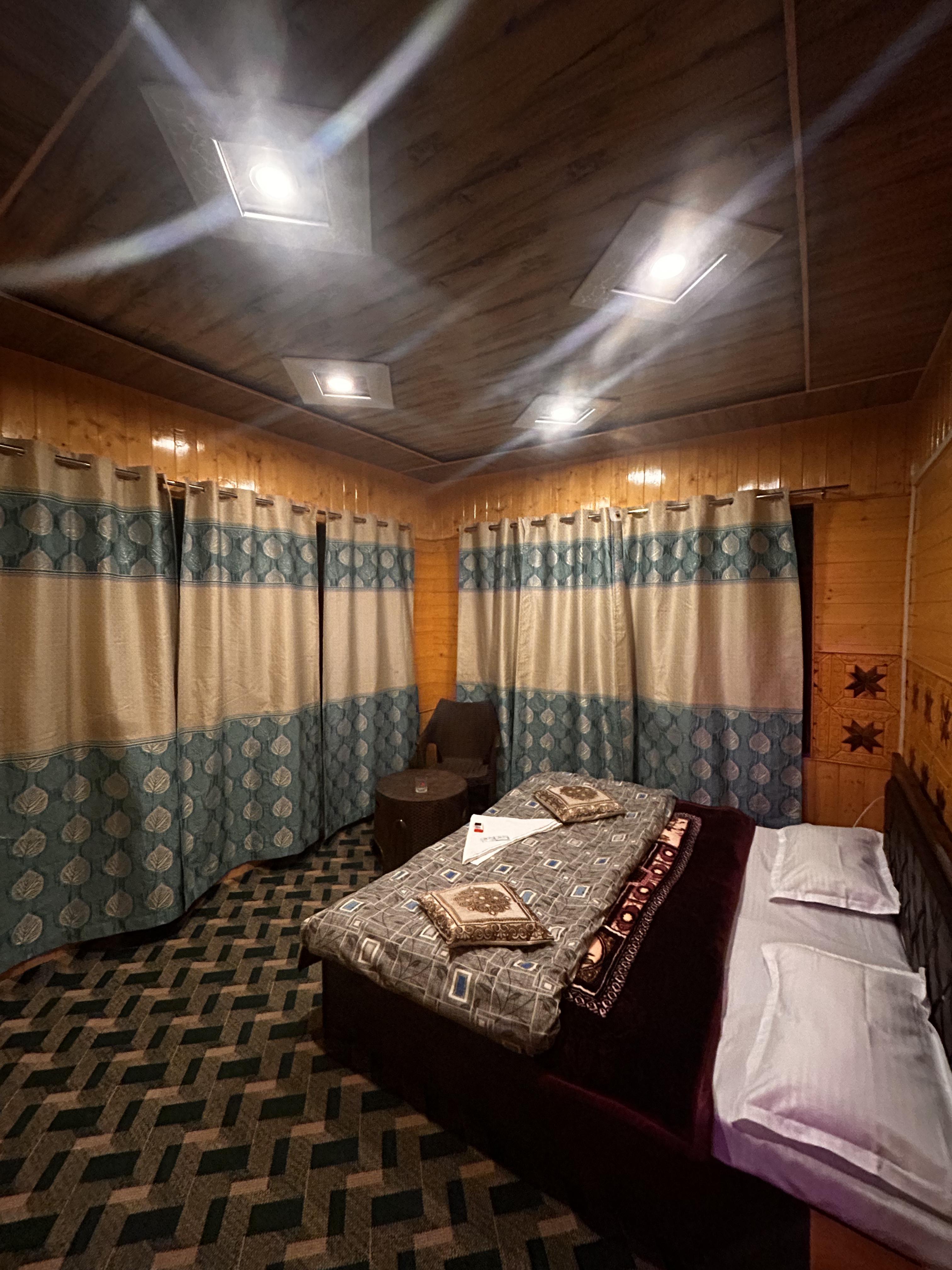 Hotel Forest Inn - Tap to explore photos