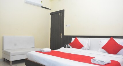 Hotel Fun N Food Room Type - Deluxe Room