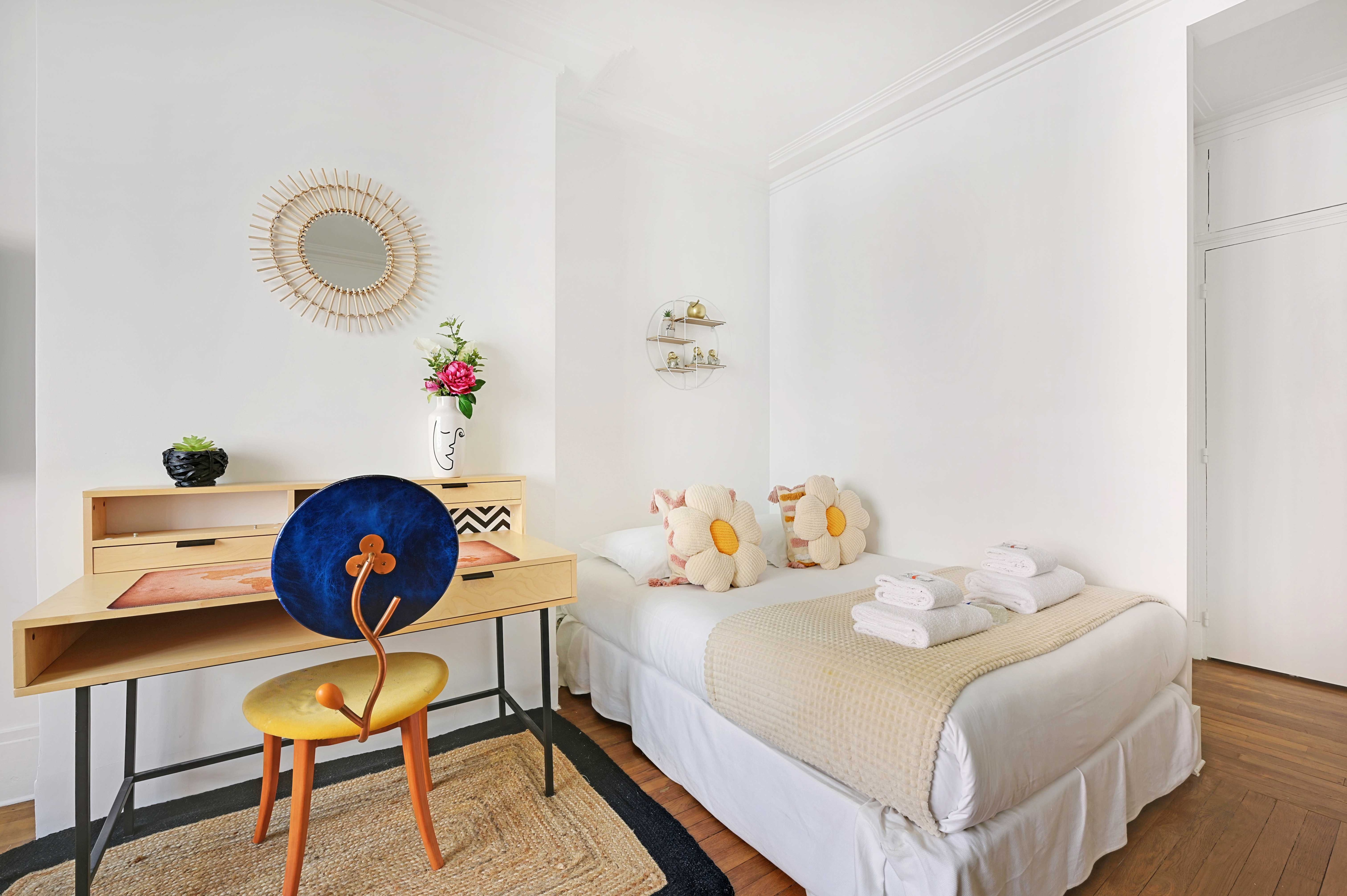 Charming apartment -4P- Arc de Triomphe - Tap to explore photos