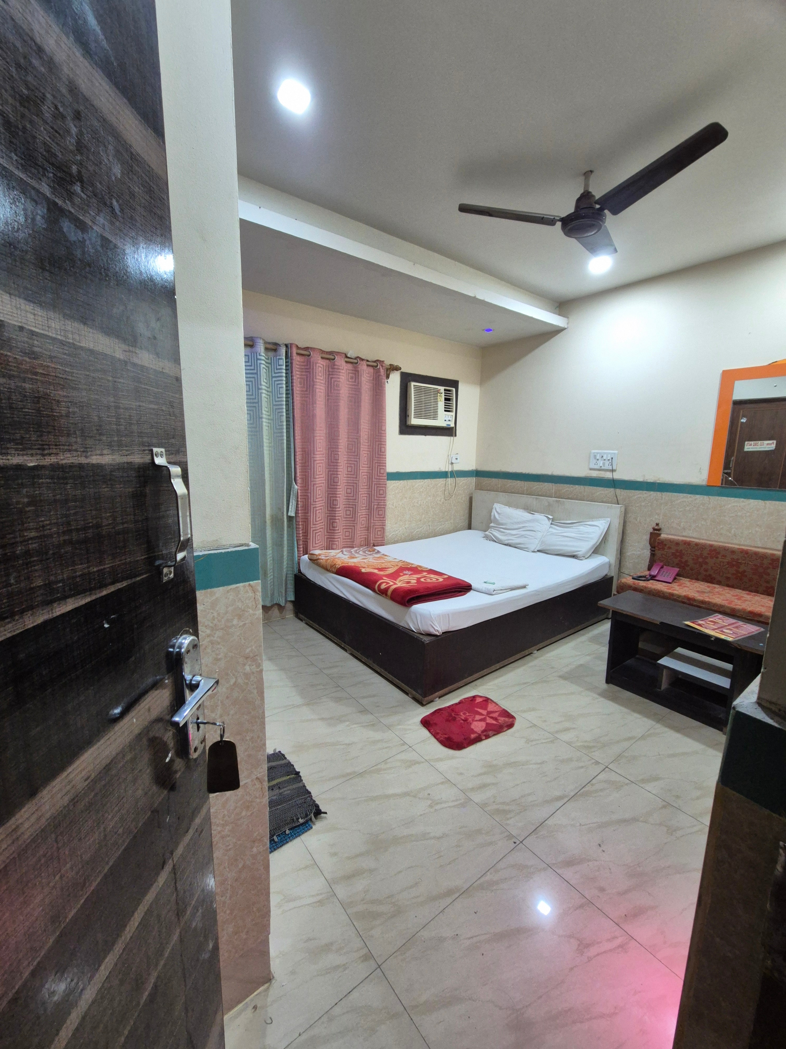 Hotel Geetanjali Palace - Tap to explore photos