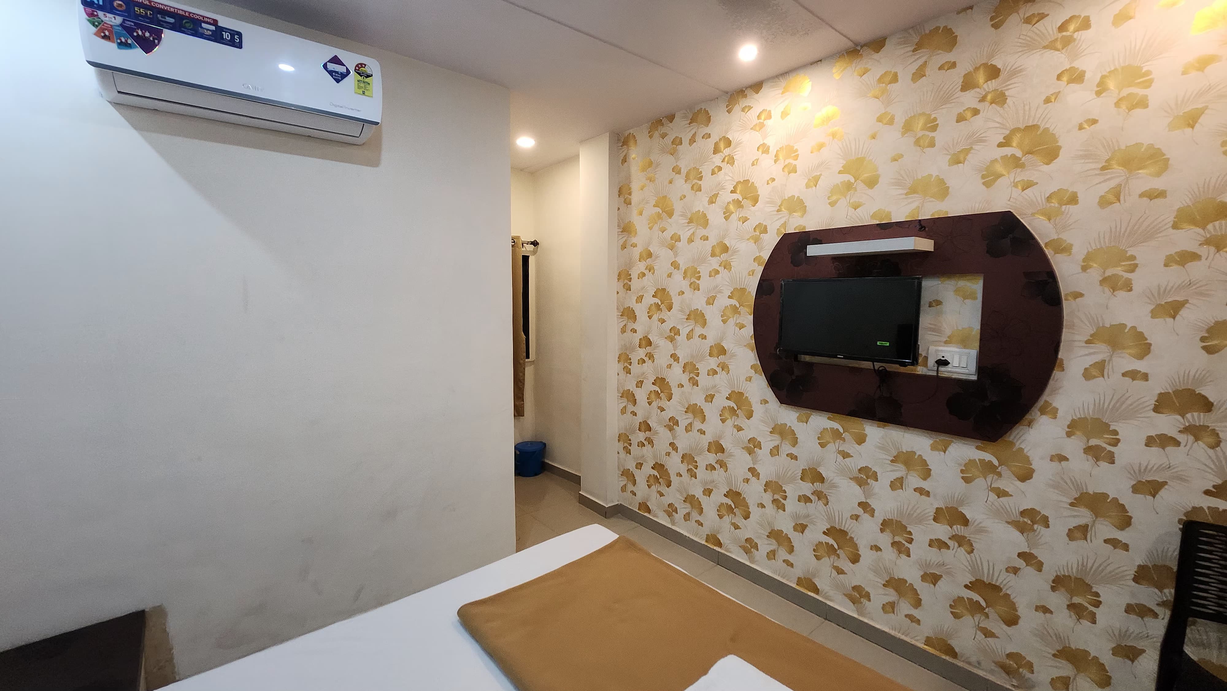 Hotel new Amber - Tap to explore photos