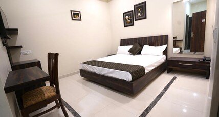 Hotel Oval Hut Room Type - DELUXE ROOM