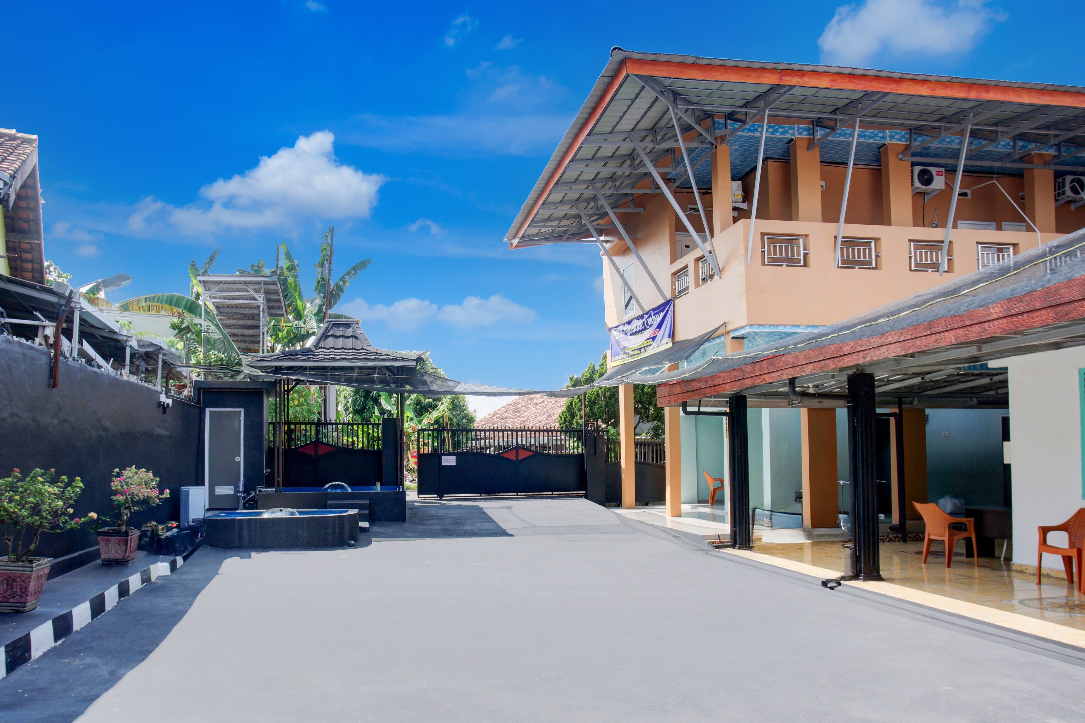 Hotel O Al Barokah Embun Kostel Syariah - Tap to explore photos