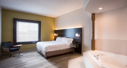 Holiday Inn Express Hotel & Suites Reading Room Type - 1 King Suite Addl Living Area Jetted Tub