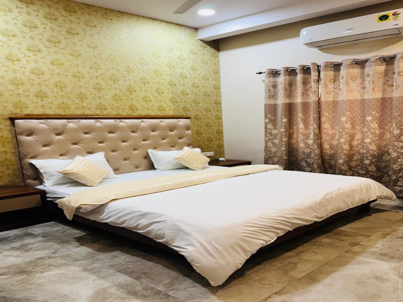 HOTEL SAPPHIRE - Tap to explore photos