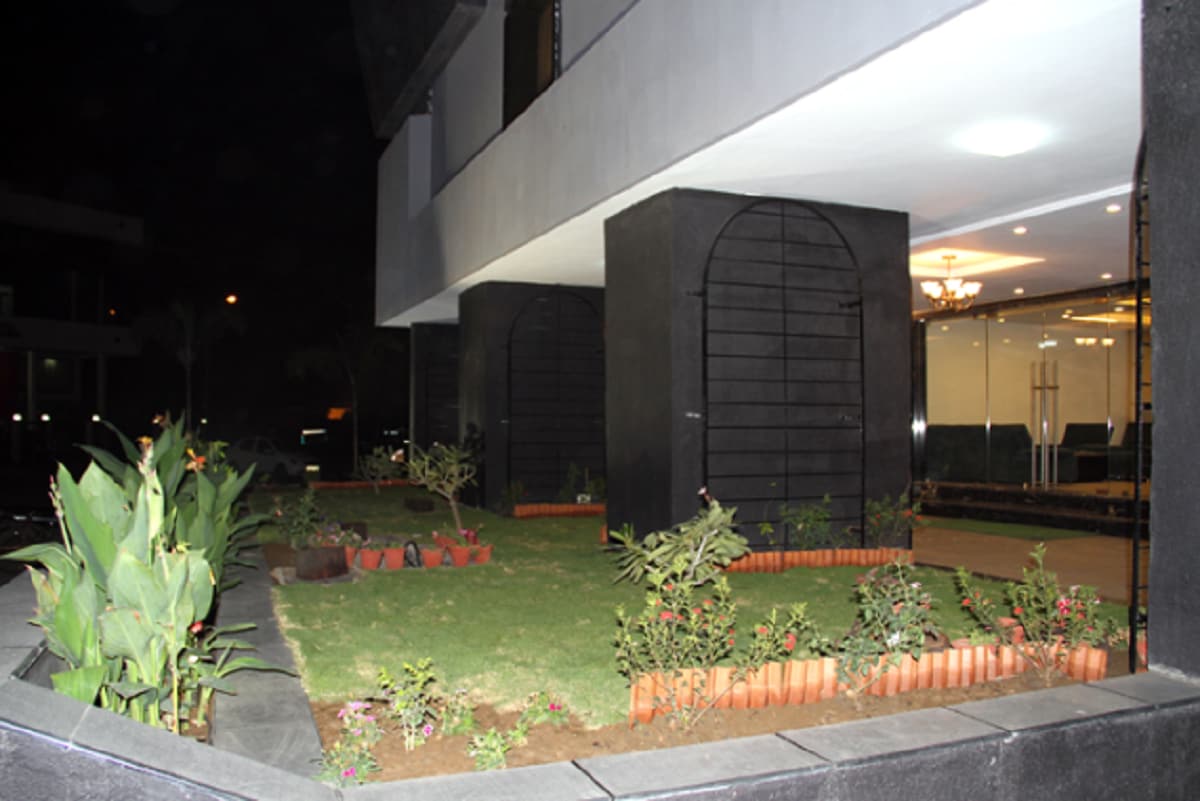 Hotel Shaheen International - Tap to explore photos