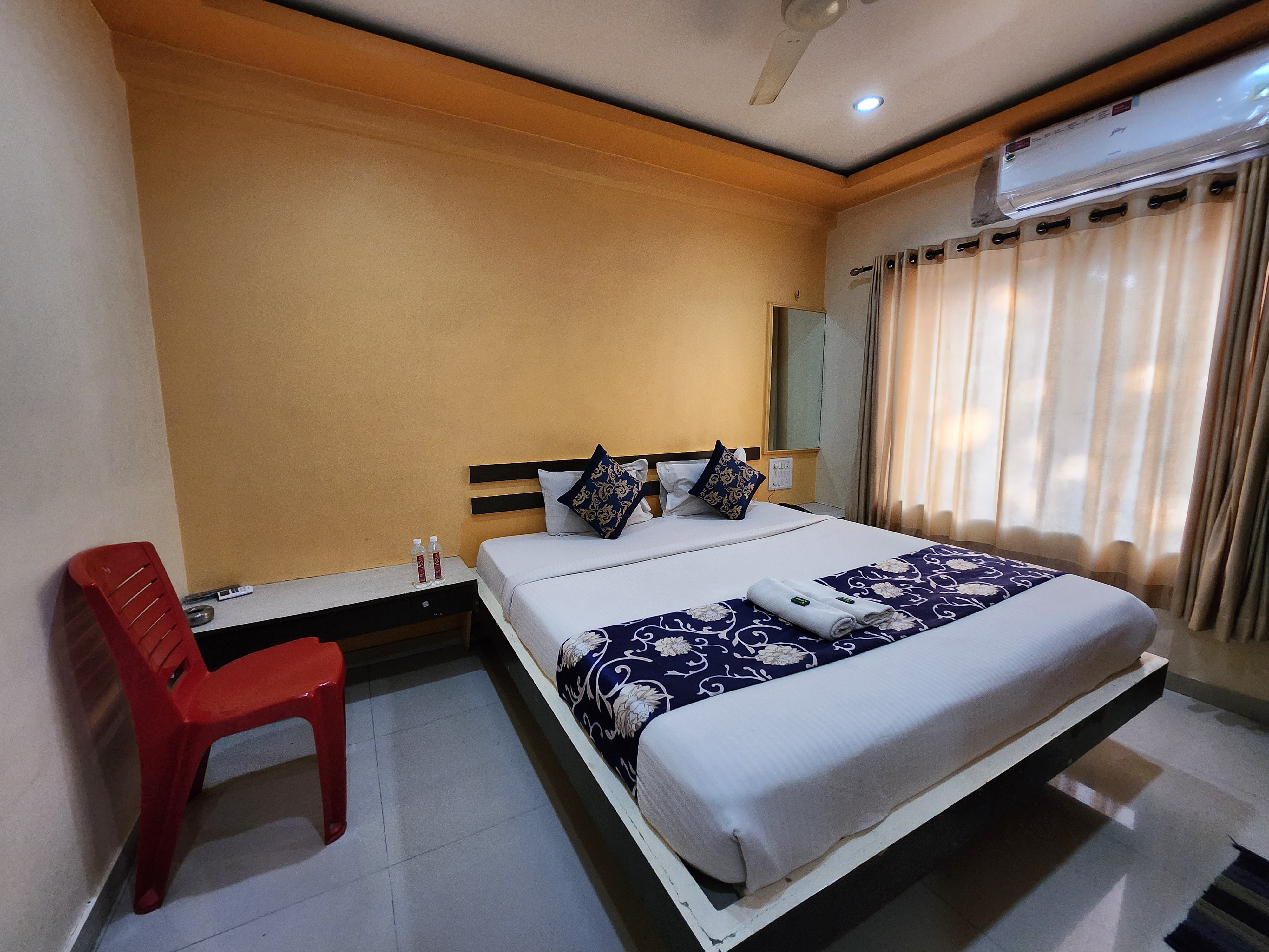 KDM Hotel Sai Geeta - Tap to explore photos