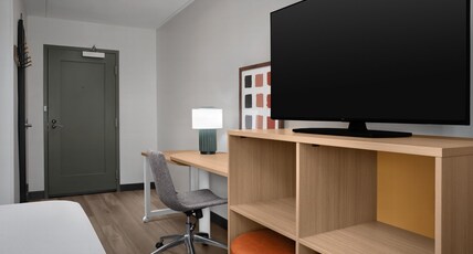 Spark by Hilton Northborough Room Type - 1 QUEEN BED
