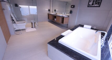 Ramada By Wyndham Mussoorie Mall Road Room Type - 2 Queen Beds, Presidential Suite, Non-Smoking