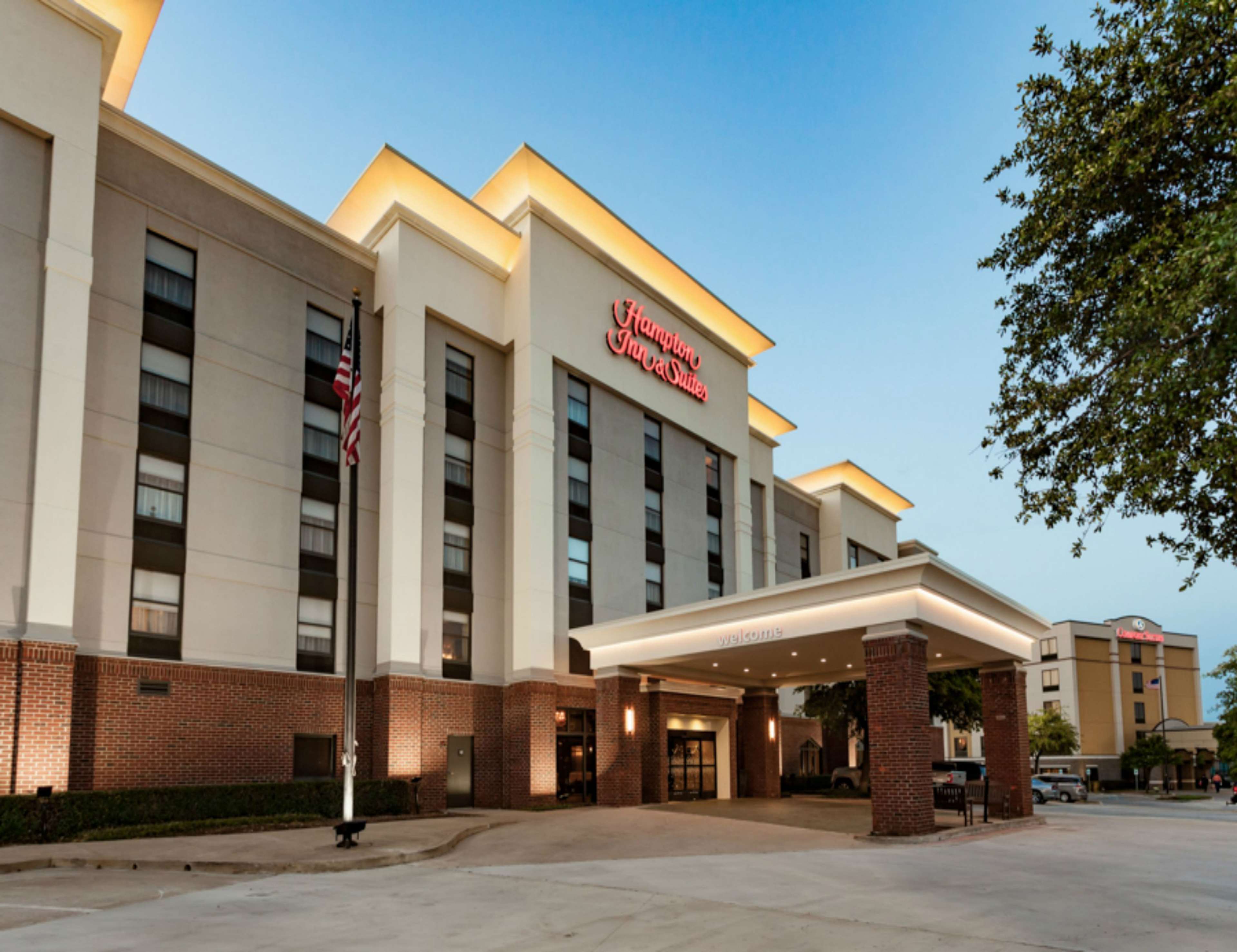Hampton Inn & Suites Dallas DFW Airport North Grapevine - Tap to explore photos