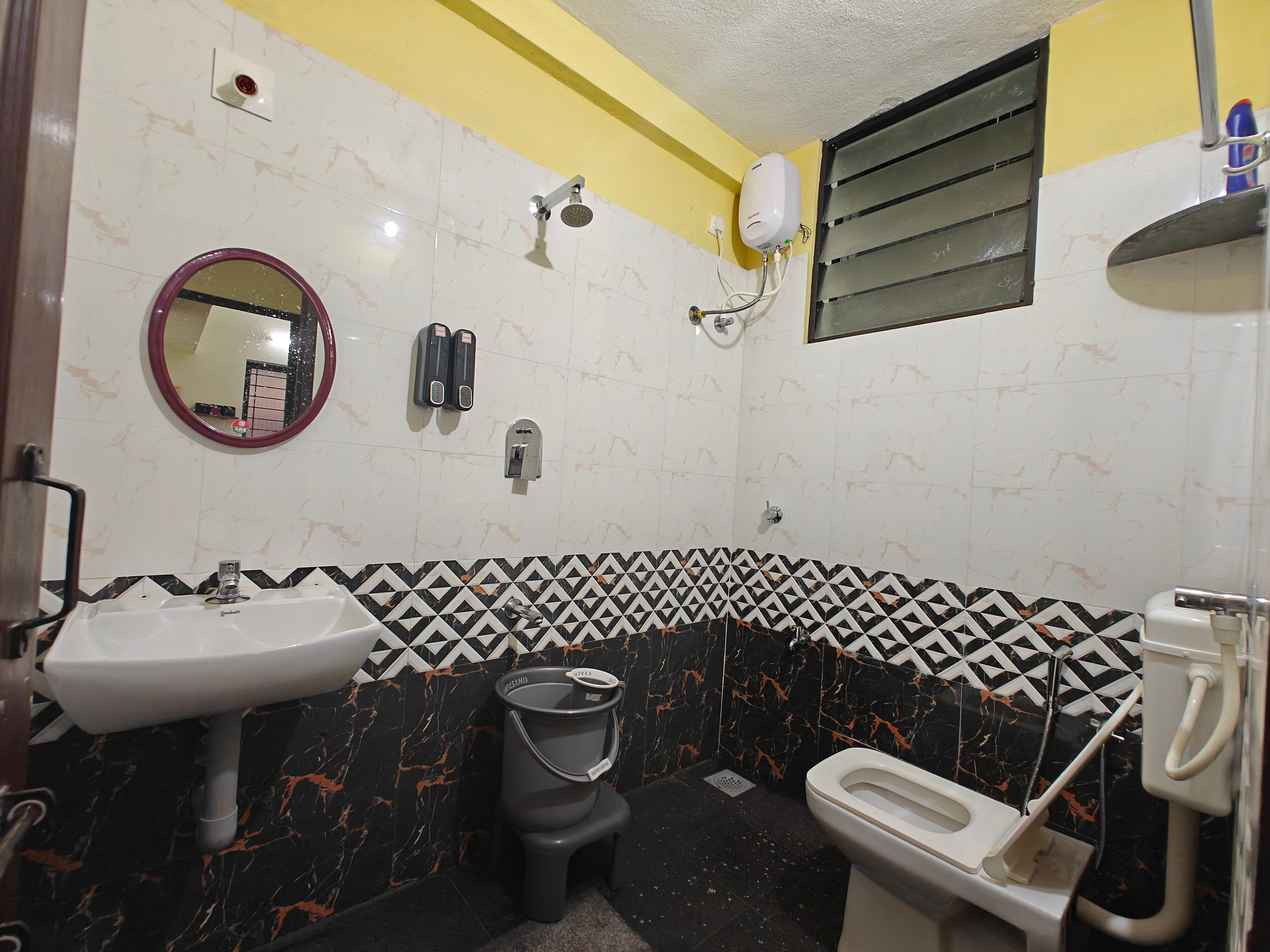 Coastal Retreat: 3 BHK Getaway 402 - Tap to explore photos