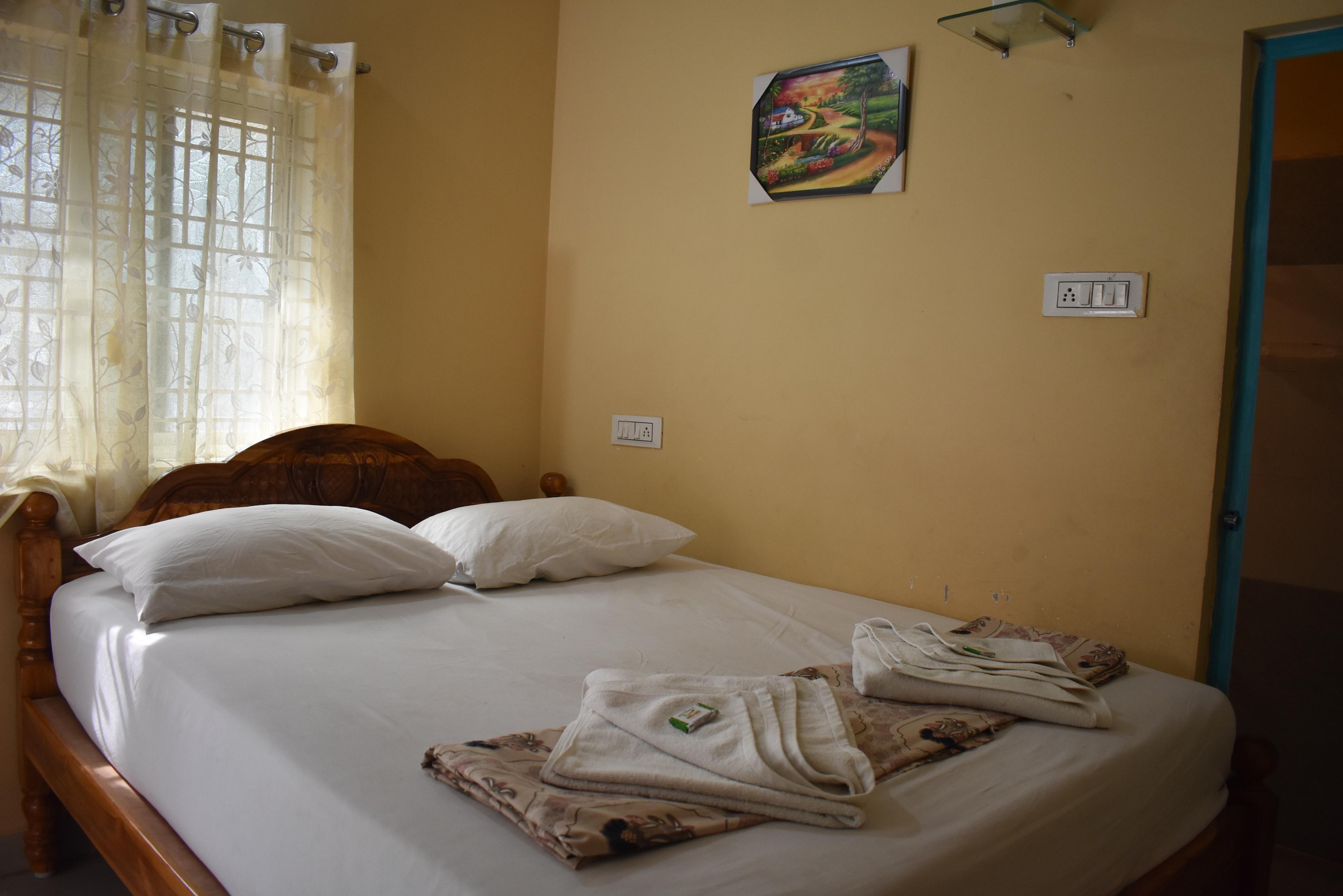 Sri Thirumalaivasa Guest House - Tap to explore photos