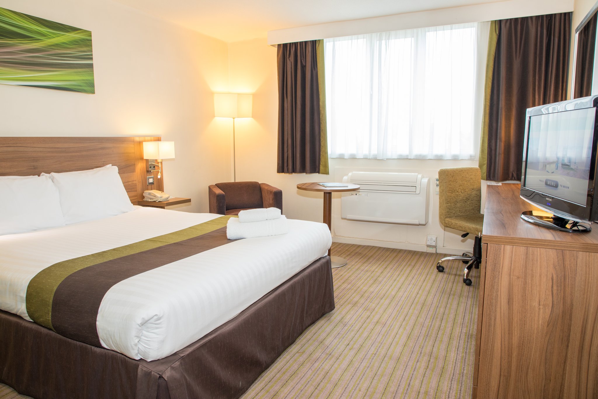 Holiday Inn SLOUGH - WINDSOR - Tap to explore photos