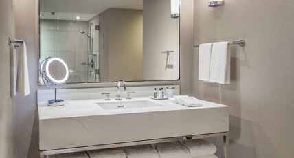The Marquette Hotel, Curio Collection by Hilton Room Type - DELUXE KING SUITE