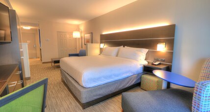 Holiday Inn Express & Suites MOBILE/SARALAND Room Type - 1 King Bed Suite Additional Living Area