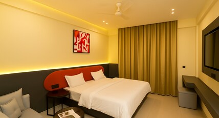Skystay Elite Suites | Omaxe Hazratganj Room Type - Premium CityView Studio