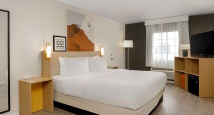 Spark by Hilton Rock Springs Room Type - 1 KING HEARING ACCESSIBLE