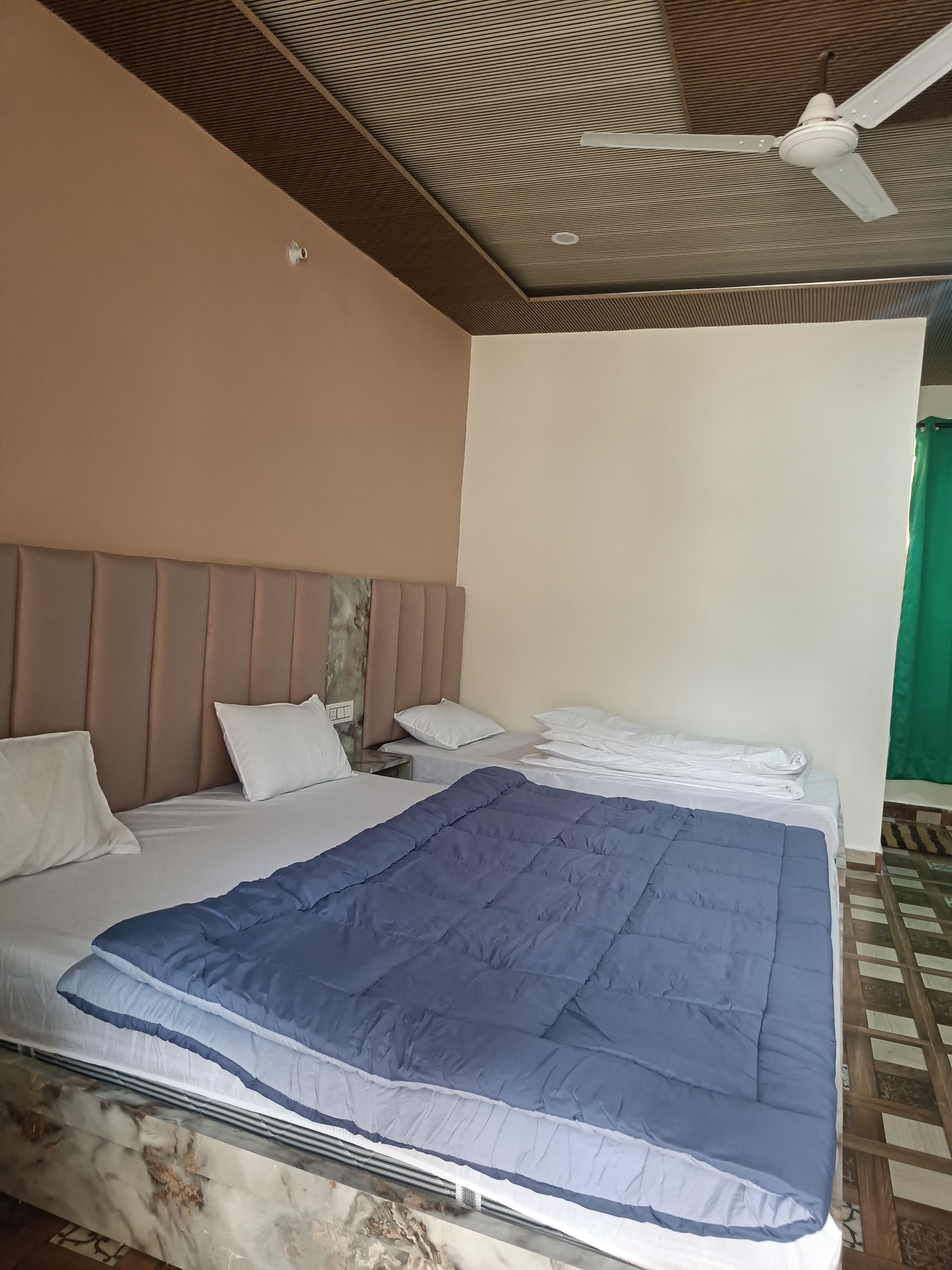 Bharat Guest House Govind Ghat - Tap to explore photos