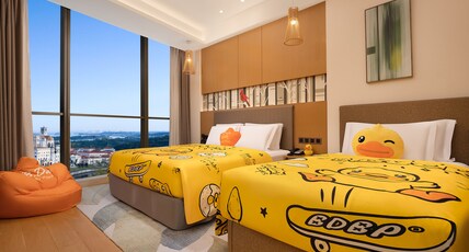 Holiday Inn Changsha Dawangshan Room Type - 1 King 1 Double Suite Lake View