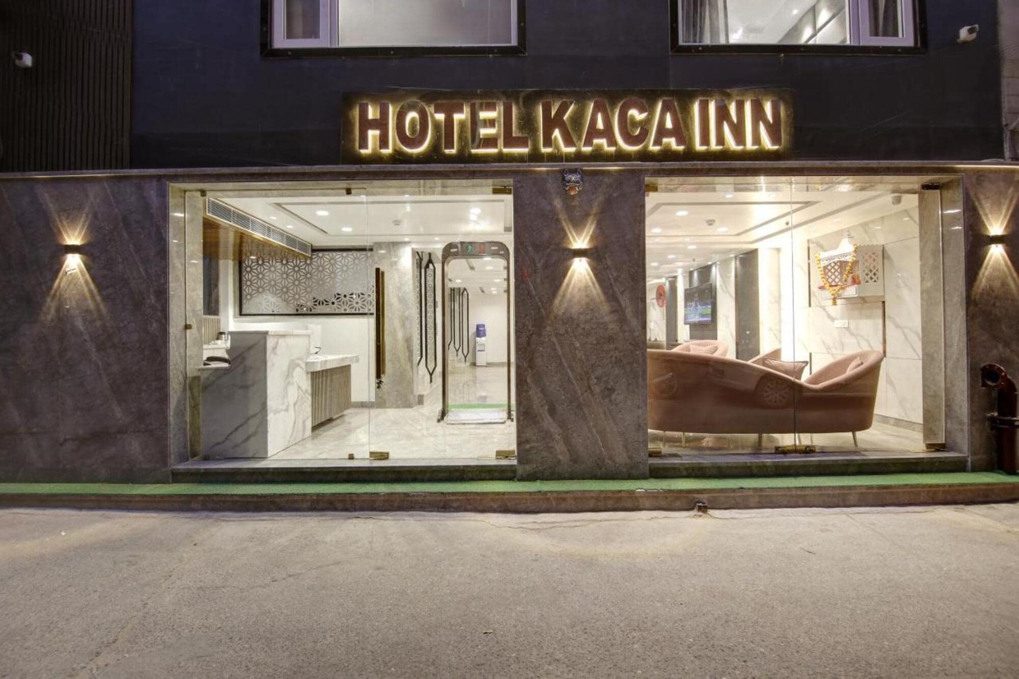 Hotel Kaca Inn - Near New Delhi Railway Station & Connaught Place - Tap to explore photos