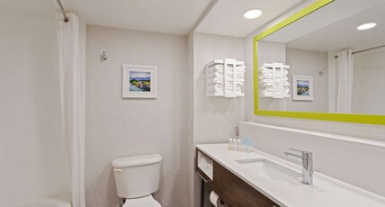 Hampton Inn & Suites Fort Myers Beach/Sanibel Gateway, FL Room Type - 2 QUEENS W PATIO