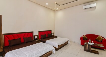Hotel Shiv Palace Room Type - Family Four Bed Room Hotel Shiv Palace Room Type - Family Four Bed Room