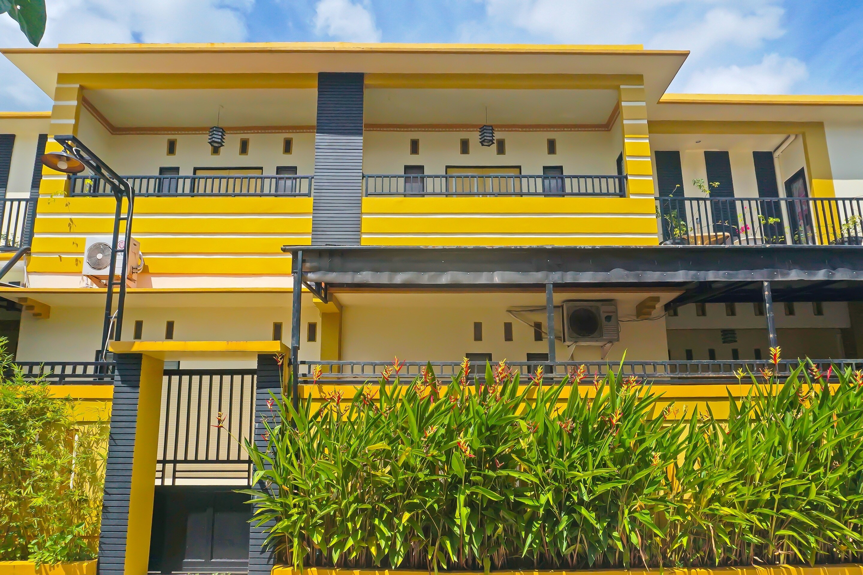 Hotel O Azeela Kost Syariah - Tap to explore photos