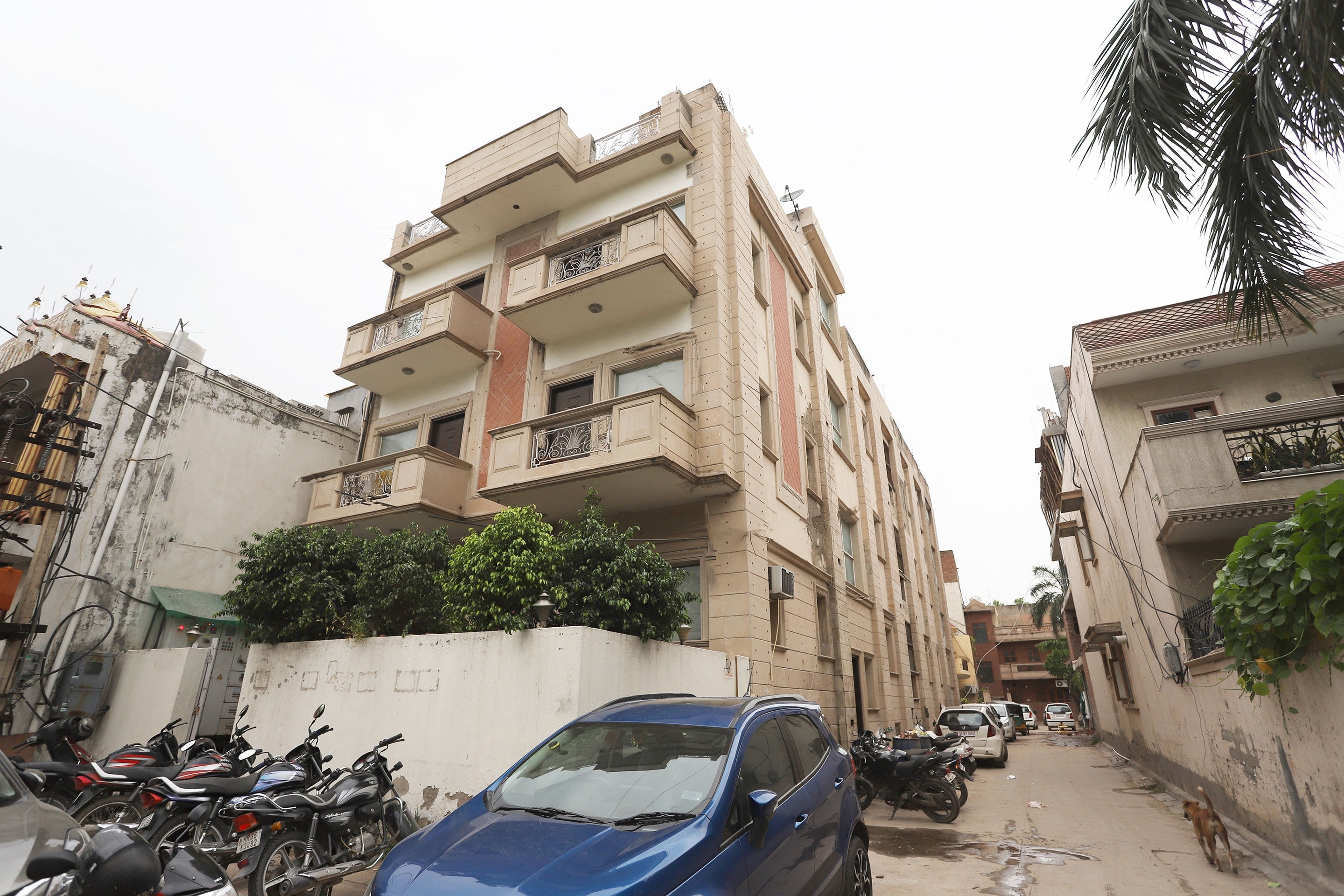 OYO Hotel 47159 Royal Residenci - Tap to explore photos