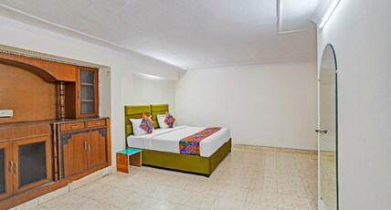 FabHotel Crown 15 - Noida Sector-15 Metro Station Room Type - Premium Room
